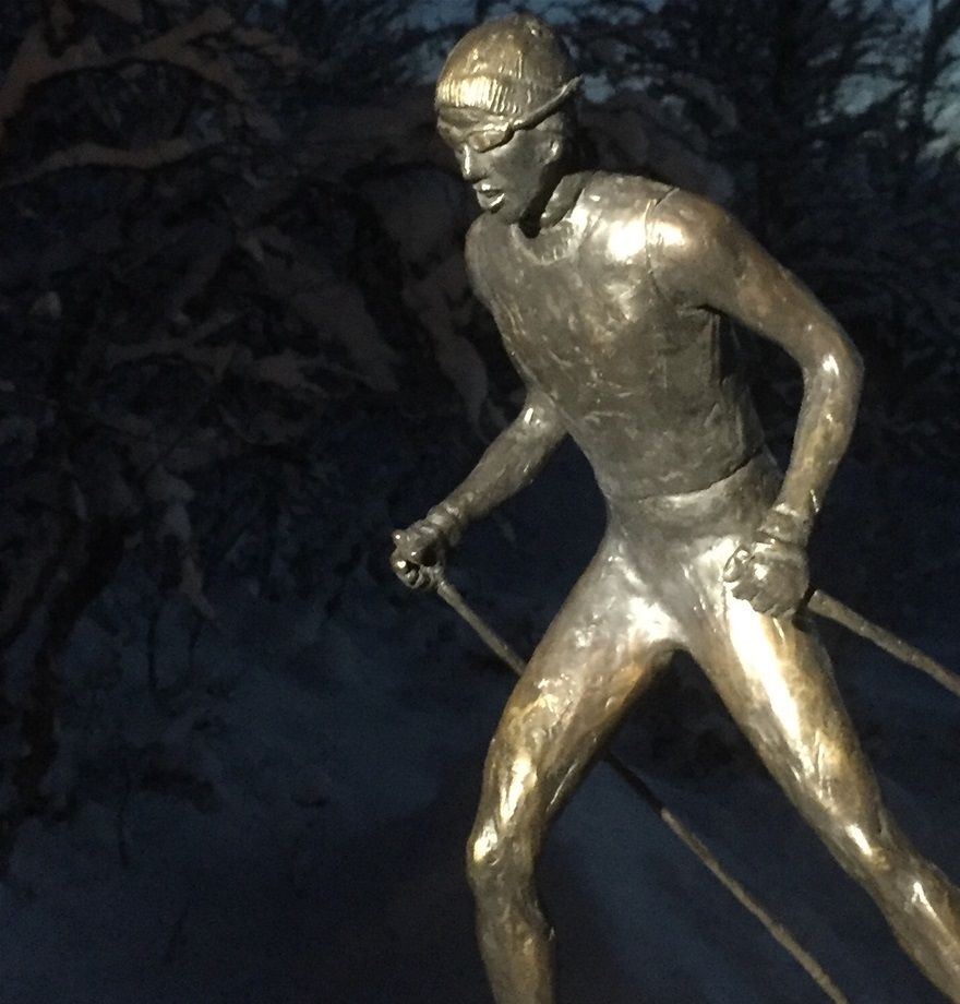Skidåkare i brons. Skulpturerna bygger jag upp i vax runt en stomme av koppartråd. Varje skulptur är unik och gjuts i ett exemplar